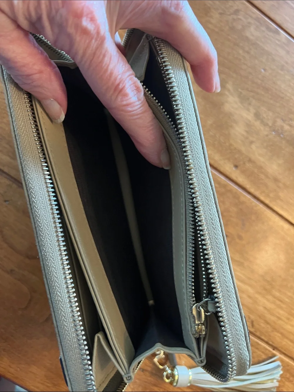 Gucci Light Gray Signature Leather Zip Wallet with Tassel Accent MicrGucciassima